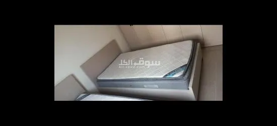 غرفة نوم كاملة مؤلفة من تختين وخزانة وكومود - 5