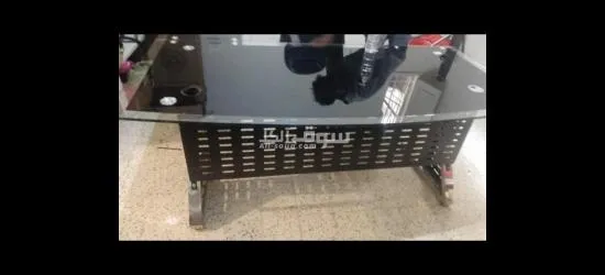 مكتب قزاز مرتب مع زاويه وثلاث دروج. وكرسي