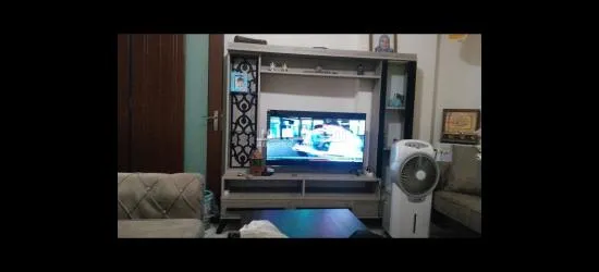 طاولة تلفزيون عمرها ١٥يوما للبيع للتواصل ٨١٨٦٧١٢٧